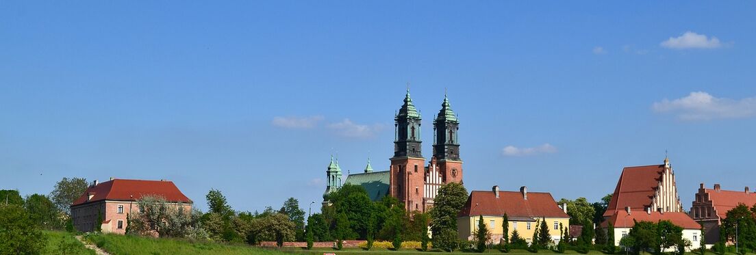 Poznan mit Wasser. https://pixabay.com/photos/poznan-city-architecture-monument-4225028/